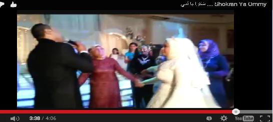 بالفيديو: مصري يفجر مفاجأة لوالدته أمام