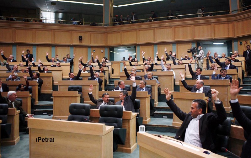 النواب يقر عددا من مواد قانون
