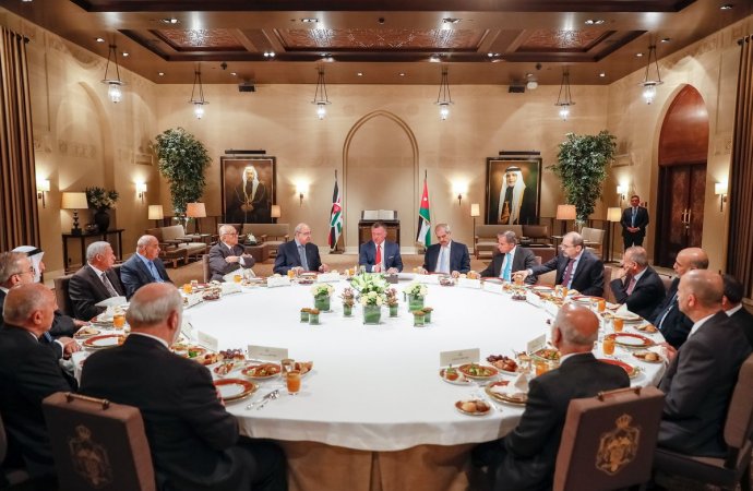 الملك يلتقي رؤساء وزراء سابقين