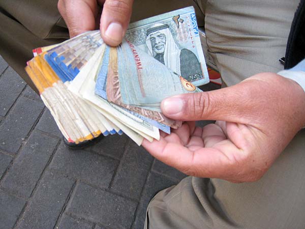 طلب قوي على الدينار