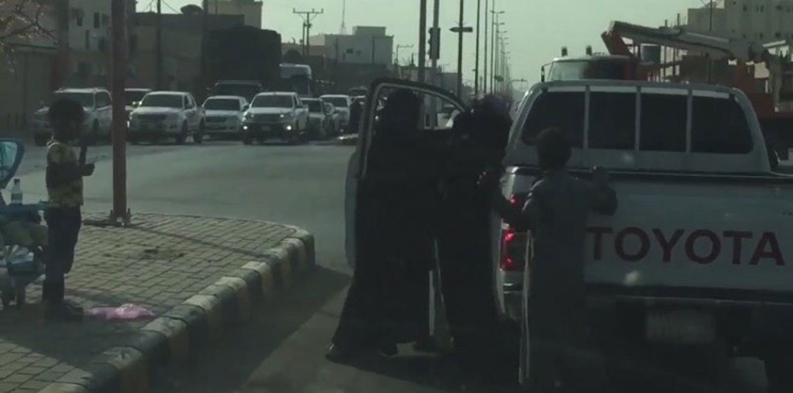 شجار عنيف بين متسولتين في السعودية..