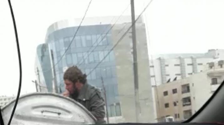 بالفيديو: مواطن أردني ياكل من زبالة
