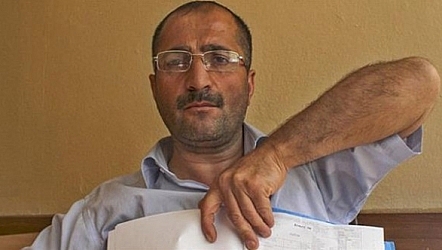 تركي يحاول إثبات أنه على قيد