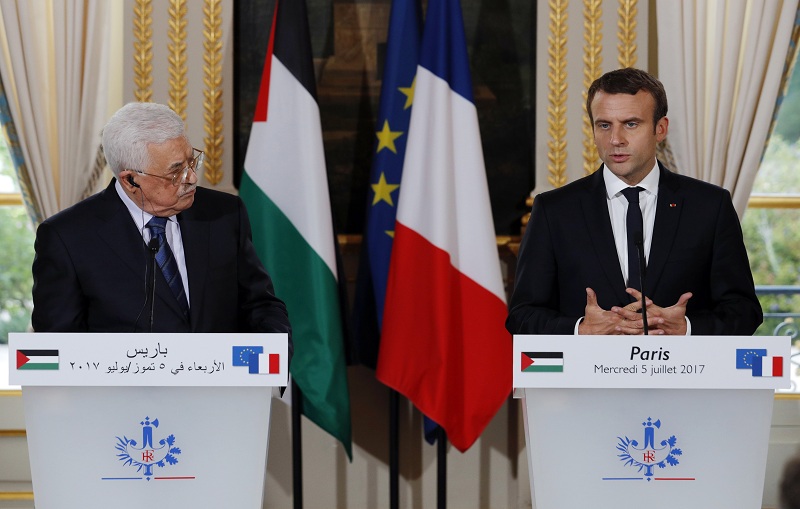 عباس يجدد تمسكه بخيار الدولتين المفضي