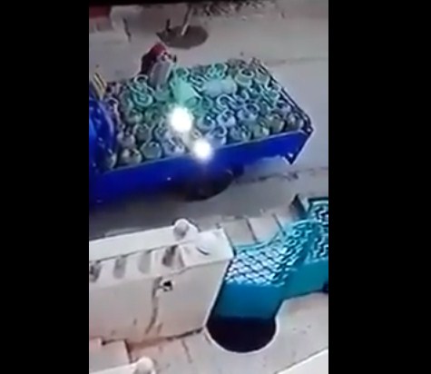 بالفيديو .. شاب يسرق اسطوانة غاز