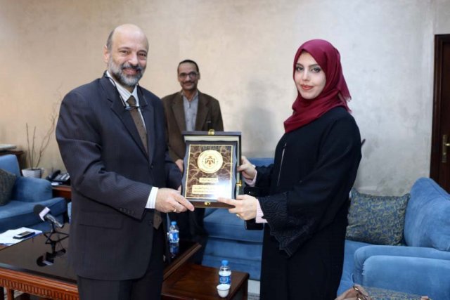 الرزاز يكرم ورود الخصاونة صاحبة مبادرة