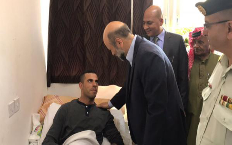 الرزاز يزور رقيب السير يوسف الشطي