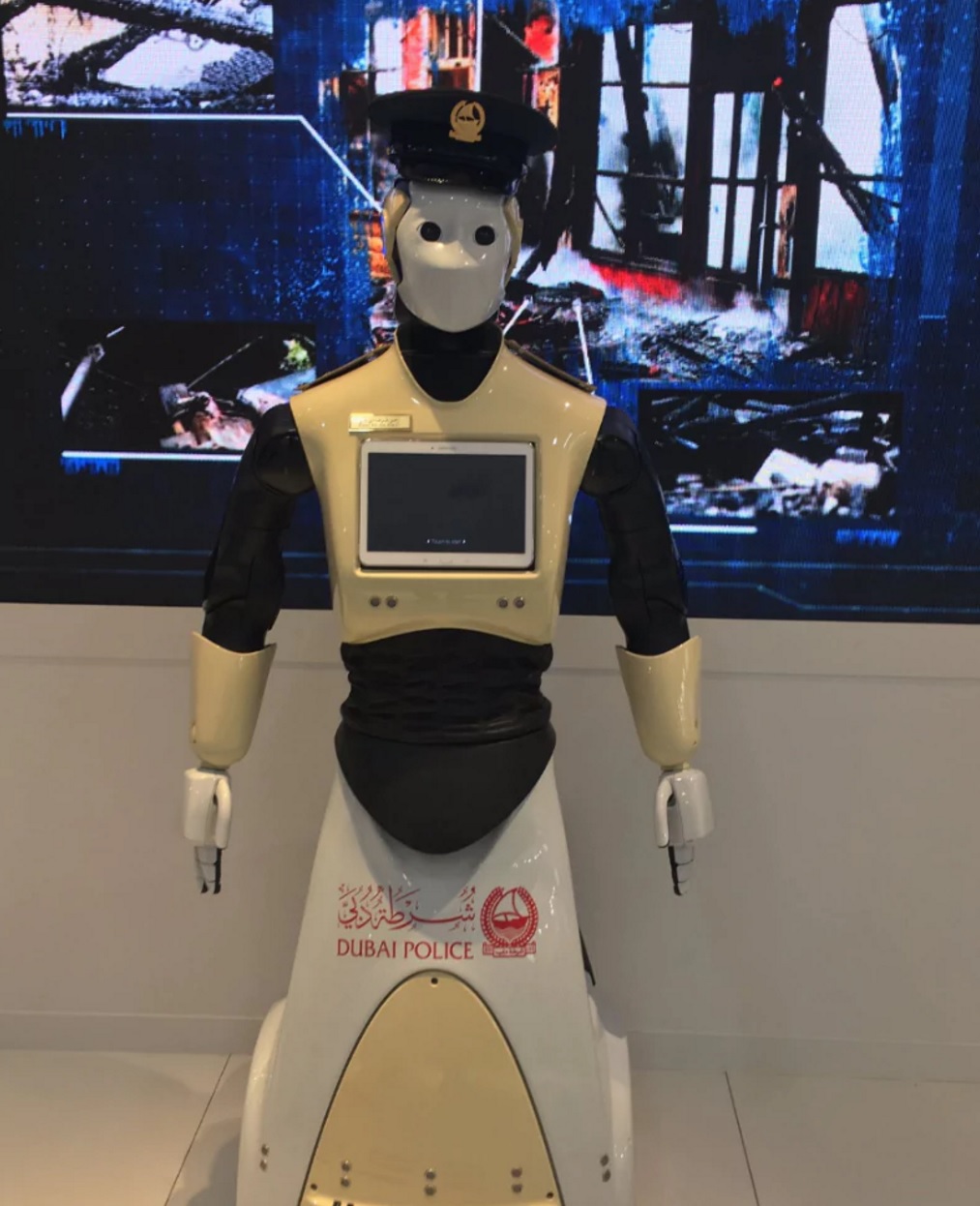 دبي تستعين بشرطي آلي يتحدث 6