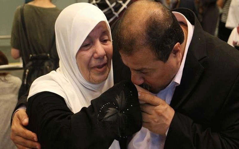 الفلسطيني كنعان يلتقي بوالدته بعد 17