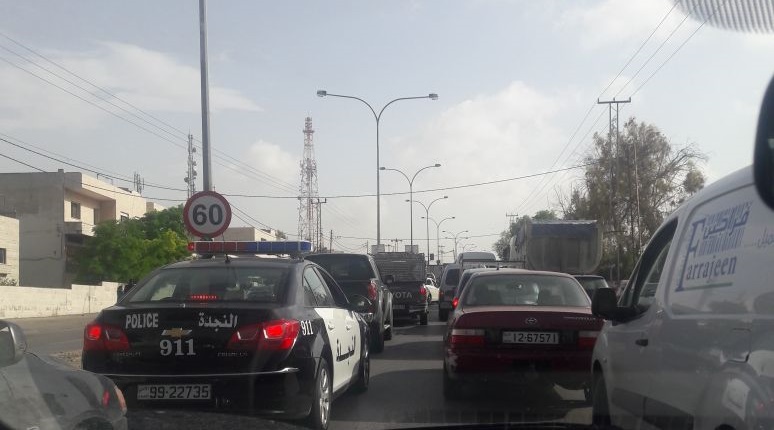 شباب بني صخر يقطعون الطريق على