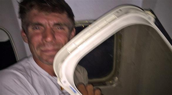 نافذة طائرة تسقط في حضن أحد