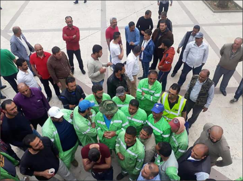 بالصور.. موظفو الأمانة يواصلون إضرابهم المفتوح