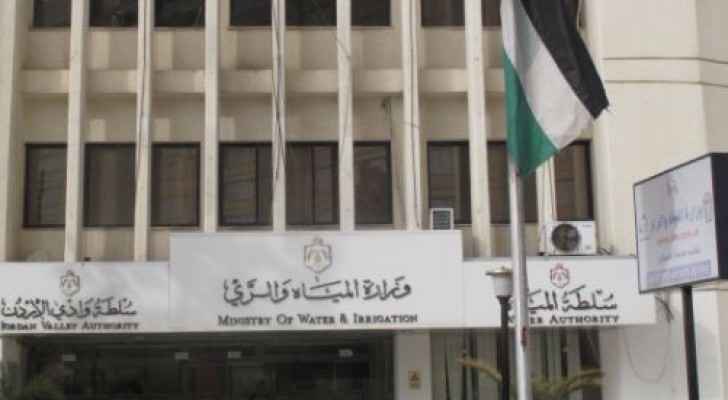 المياه تلوح بالحجز على اموال والد