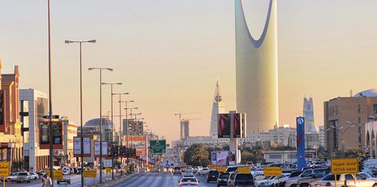 بالفيديو والصور.. موكب أمير الرياض يتعرض