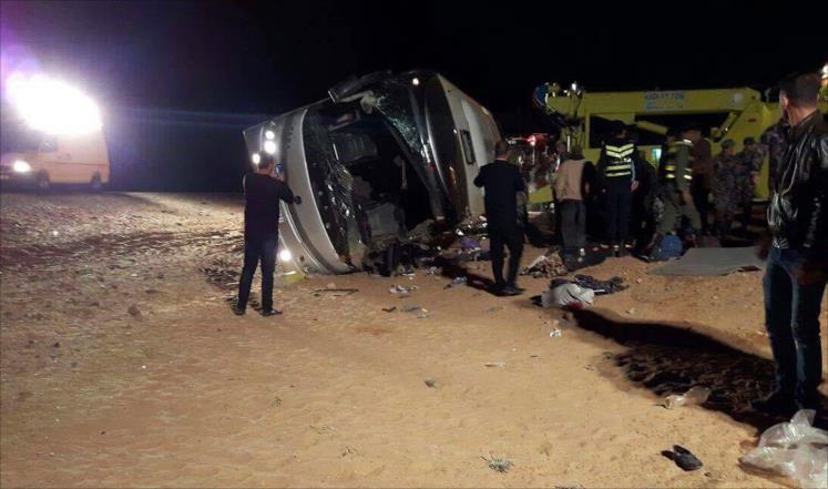 انقلاب حافلة معتمرين أردنيين بينها وفيات