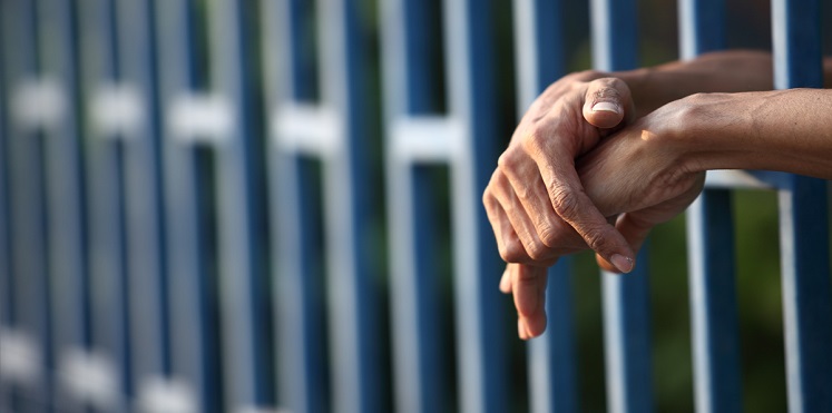 رجل يشعل النار في جاره بسبب