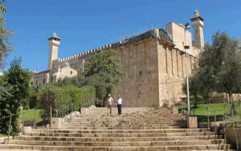 وزير في الاحتلال يقتحم المسجد الإبراهيمي