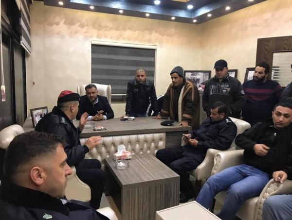 الأمن يكفل صاحب التكسي المميز ويعرضه
