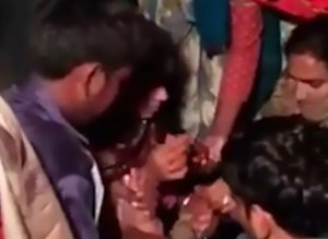 بالفيديو.. عروس تخطف عريسها تحت تهديد