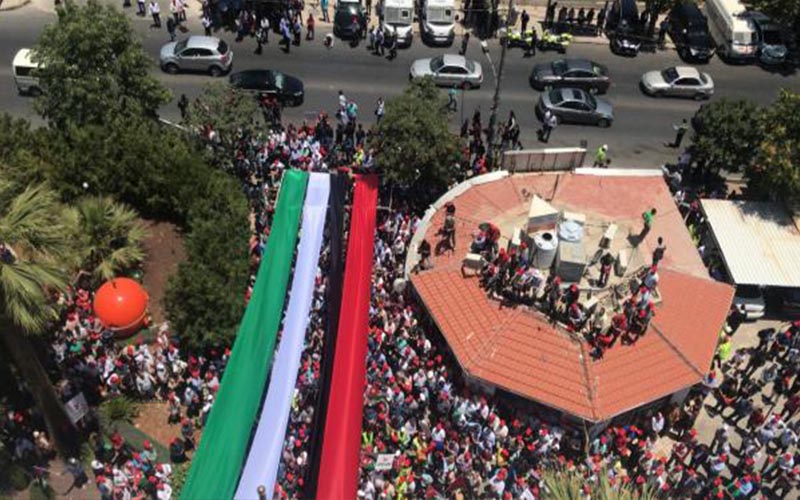بدء توافد المشاركين بالوقفة الاحتجاجية امام