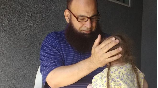 ليبي يرعى أطفالا على وشك الموت