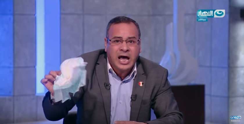 مذيع مصري يحمل حفاضة على الهواء