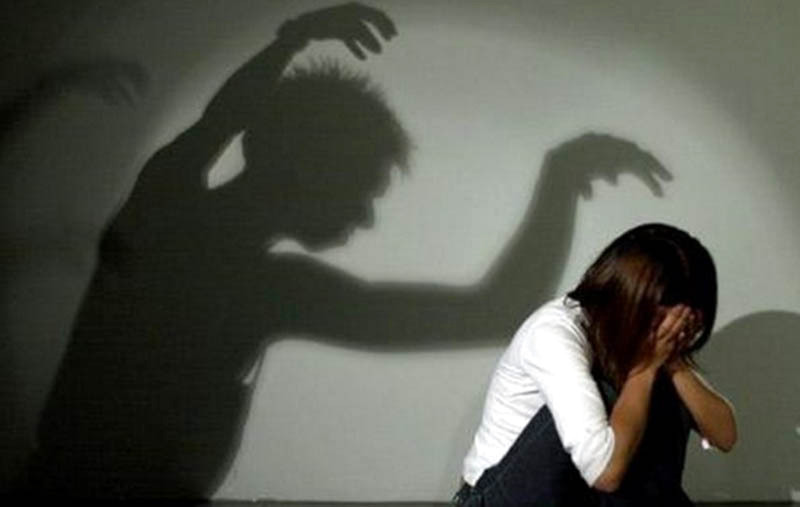 استغل وسامته لجذب فتاة مضيعا حلم