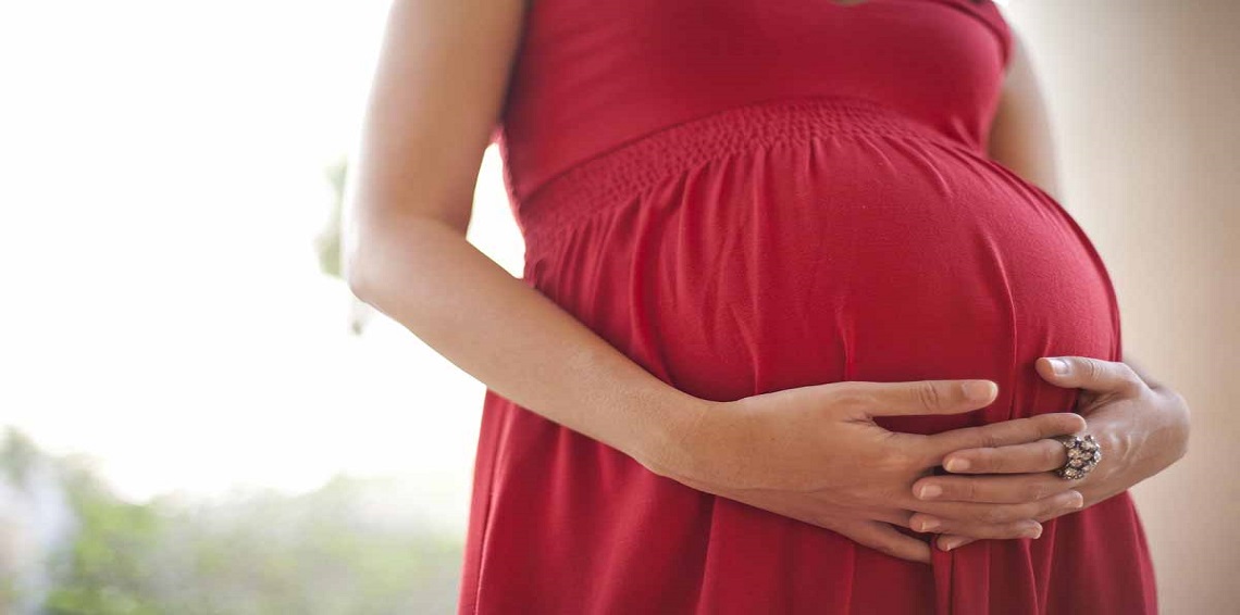 مذيعة مصرية تفاجئ جمهورها بحملها دون