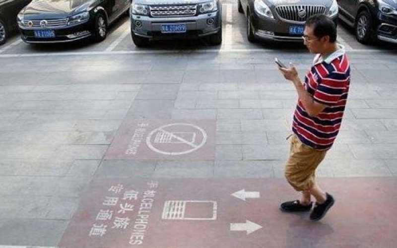 ممرات خاصة لمدمني الهواتف المحمولة في