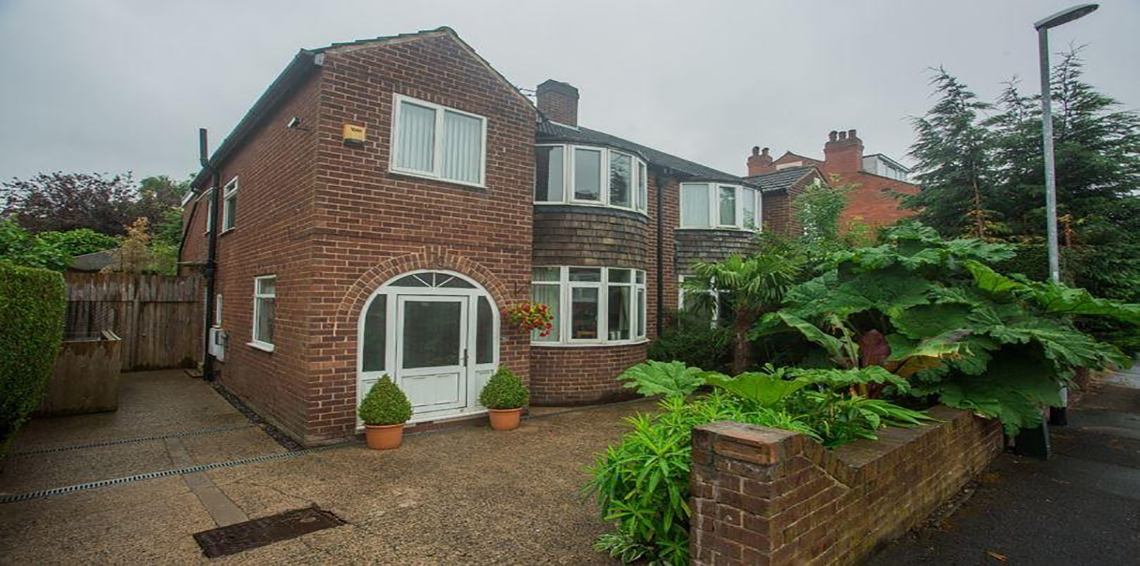 منزل ذو واجهة طبيعية يدفع الزوار