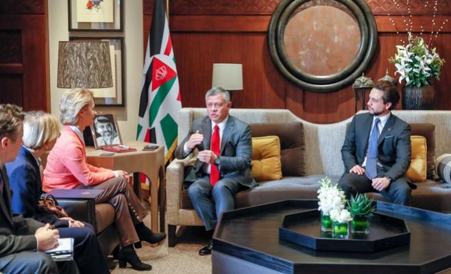 الملك يستقبل وزيرة الدفاع الألمانية