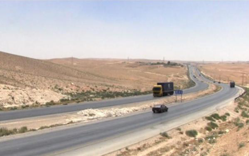 وفاة وإصابة بحادث تصادم في الطريق