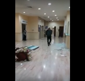بالفيديو.. غاضب يحطم مرافق احد المستشفيات