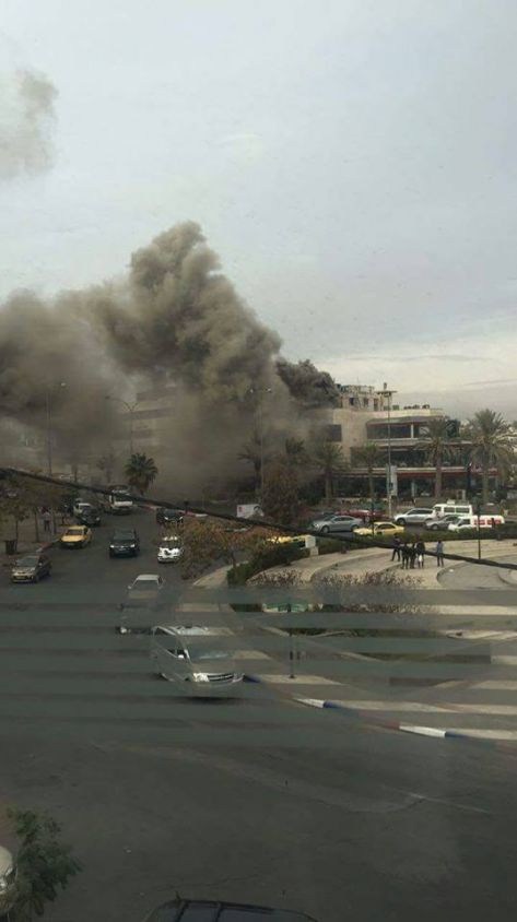 دخان كثيف من مطعم في منطقة