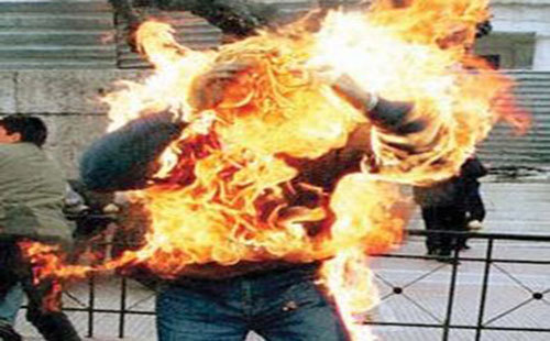 صاحب أسبقيات يحرق نفسه في الرصيفة