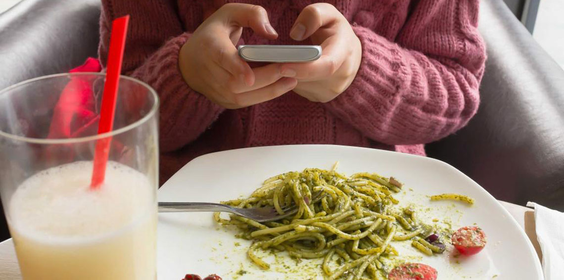 “وجبة سحور” من مطعم تكشف لسيدة