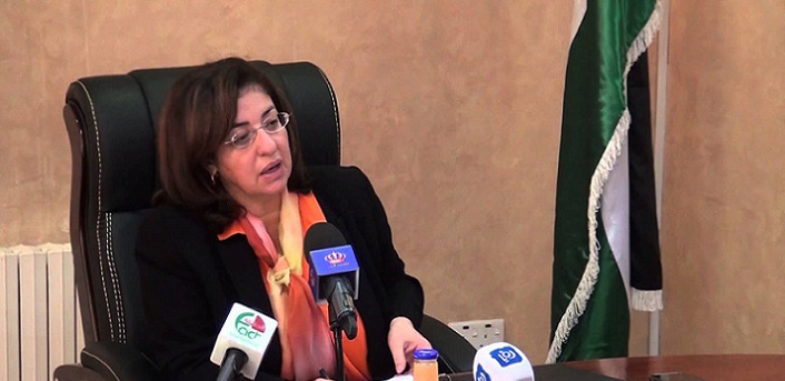 انحنى وقبل قدم وزيرة التنمية.. والحضور: