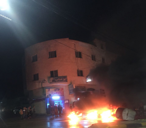 إربد.. حرق إطارات على وار الطيبة