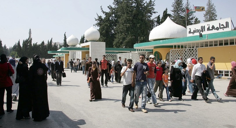 مشاجرة بين مجموعة من الطلبة أمام