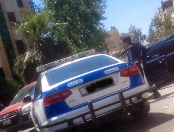 قوة أمنية ترافق موظفي الكهرباء لتحصيل