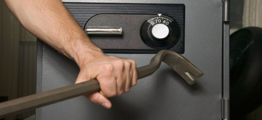 «صدام حسين» يسطو على بنك باكستاني