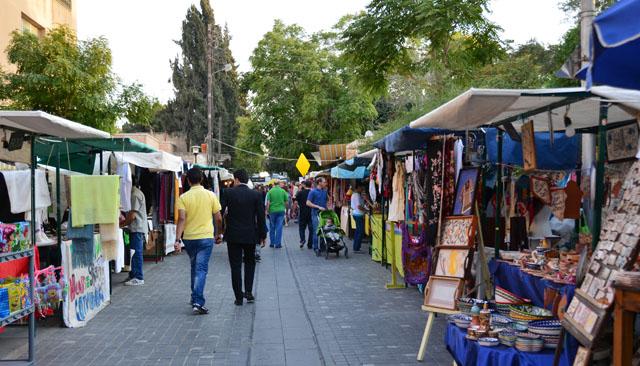 سوق جارا يجذب العمانيين لقضاء أوقات