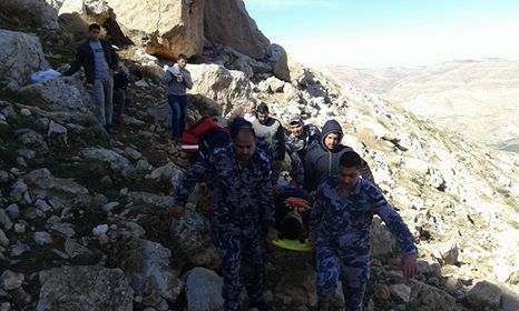الدفاع المدني ينقذ مواطنا سقط من