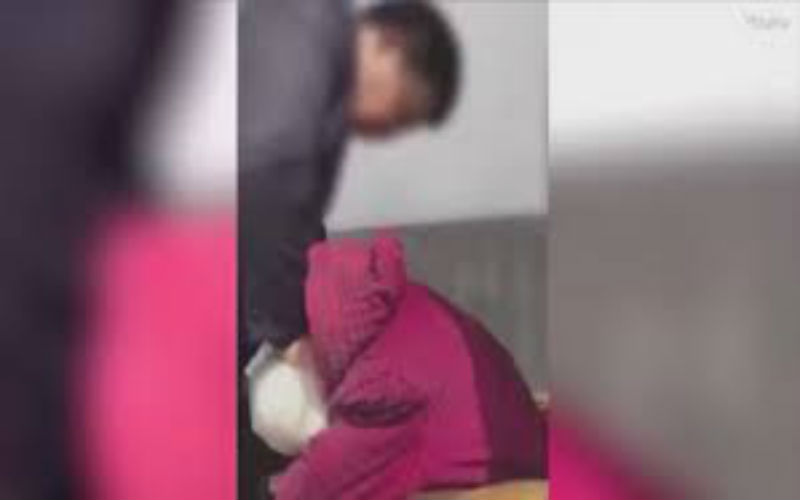 ابن عاق يضرب امه التسعينية بشكل