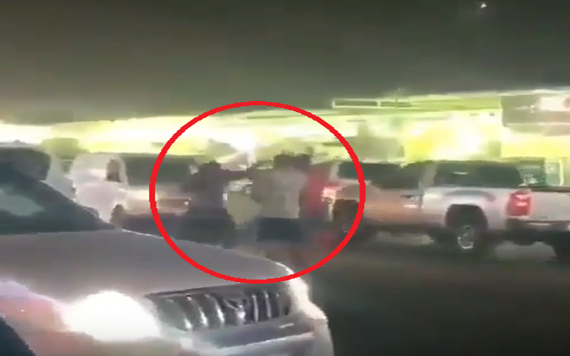بالفيديو .. شجار عنيف بين شابين