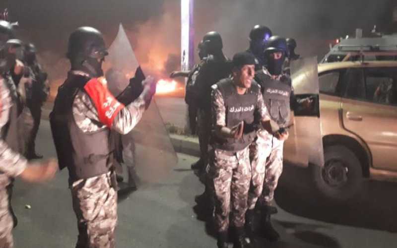 طريق مصفاة البترول مغلق بالاطارات المشتعلة