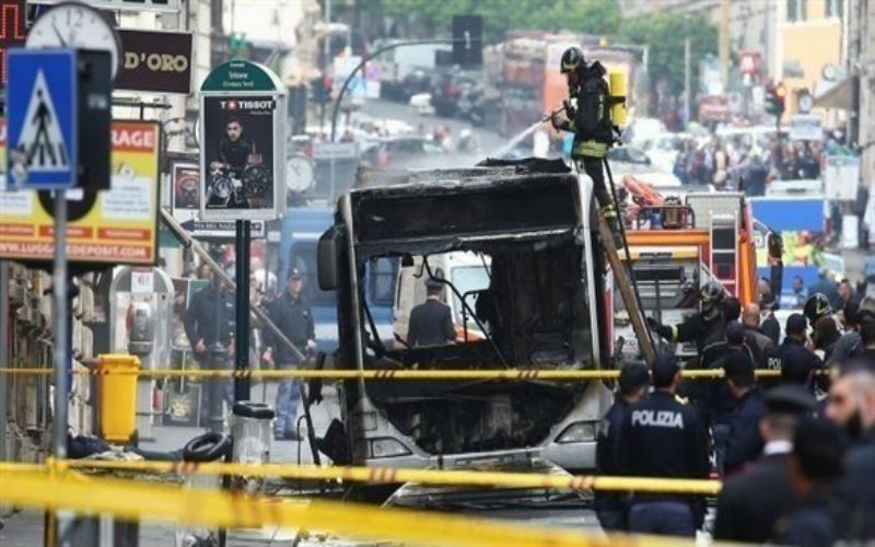 روما: انفجارحافلة للنقل العام قرب نافورة
