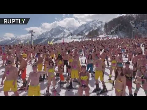 الآلاف يتزلجون على الجليد بالبيكيني في