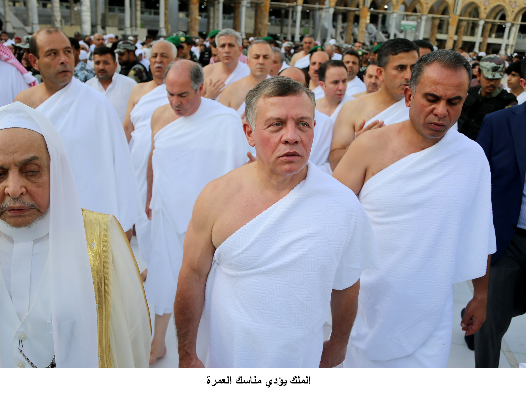 الملك يؤدي العمرة ويلتقي نظيره السعودي