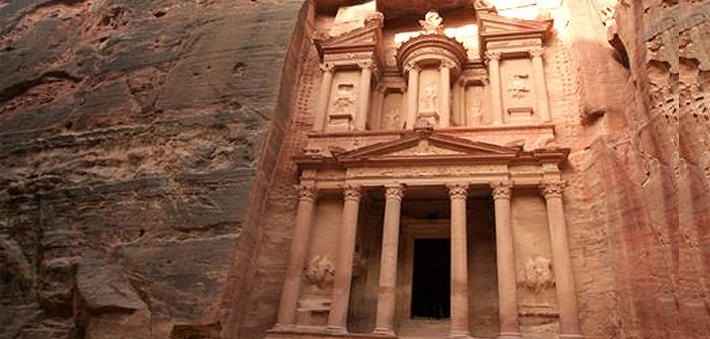 وفد سعودي يزور مواقع اثرية ومنشات